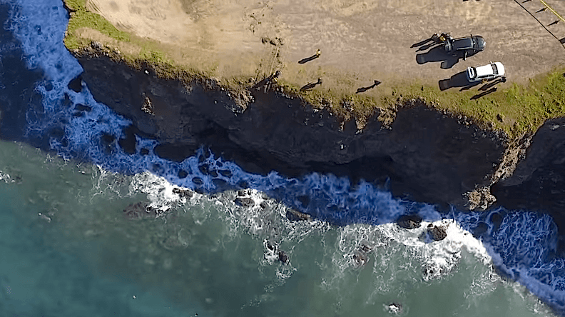 Investigados del Sheriff de Mendocino y de la Patrulla de Carreteras de California (CHP) investigan en la zona del accidente.