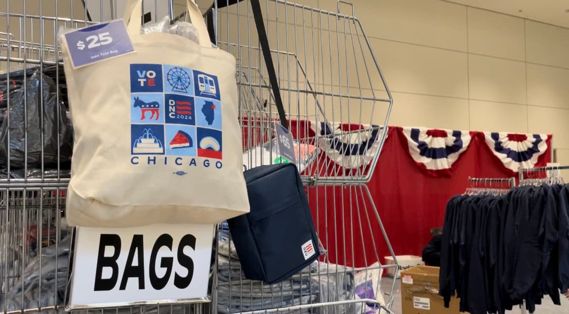 Y no pueden faltar los botones, los hay de toda temática: Kamala y los cocos, influencers con Kamala y demócratas LGBT.