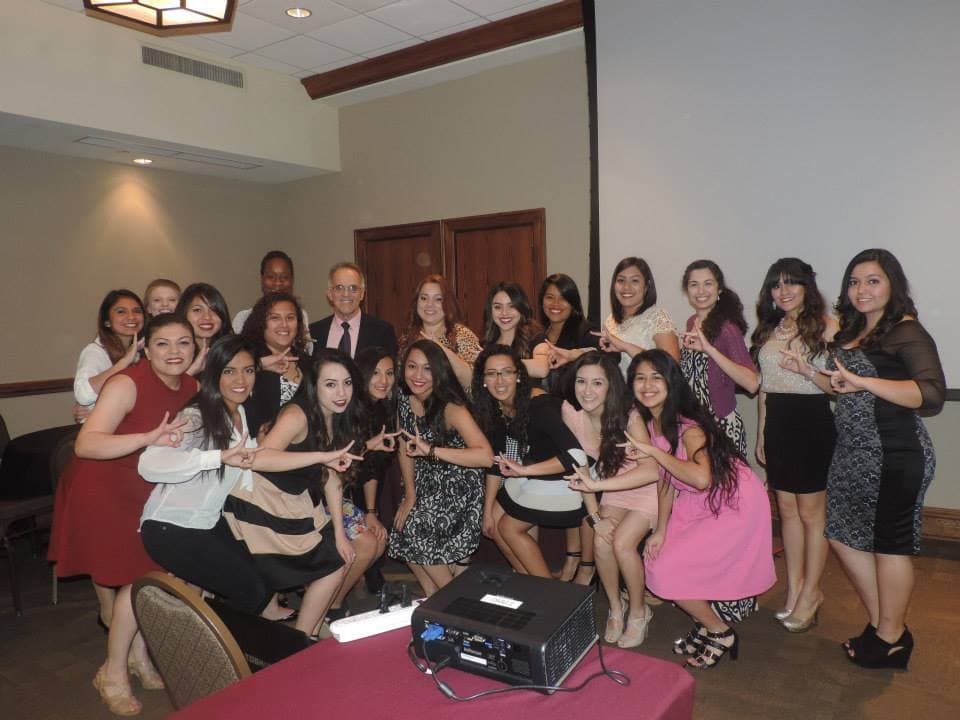 Mendoza se graduó en 2016 con una licenciatura en premedicina y biología en la Universidad de Oklahoma.