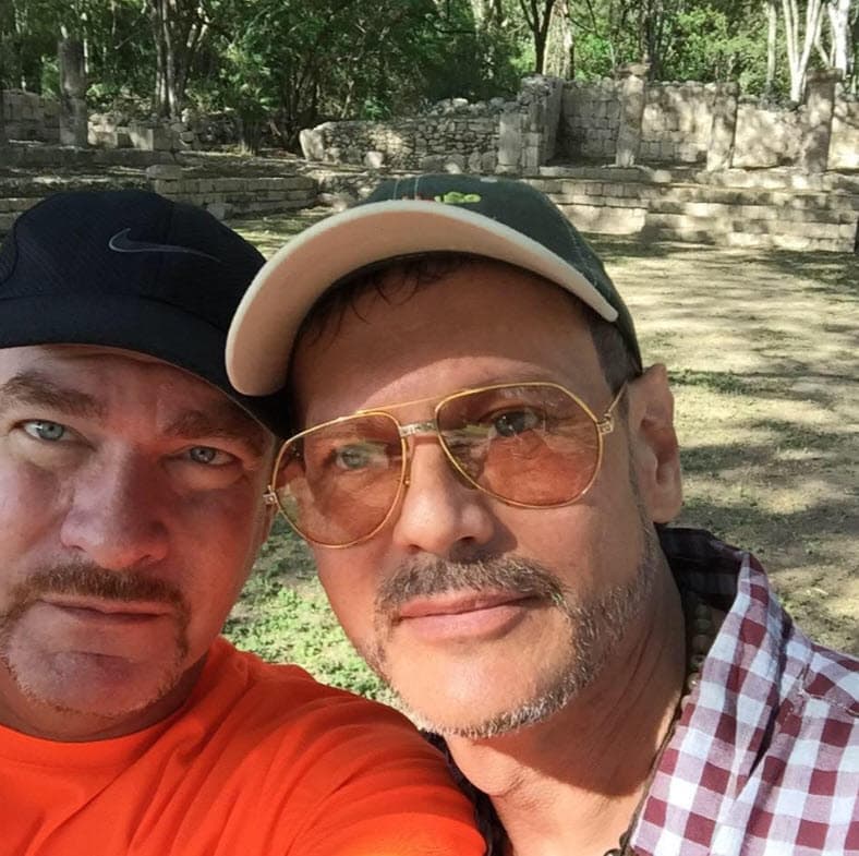 <b><a href="https://www.univision.com/entretenimiento/conoce-al-dreamer-que-sebastian-ligarde-y-su-esposo-quieren-adoptar-fotos#69d135010000" target="_blank">Sebastián Ligarde conoció a Jorge López Lira</a></b> afuera del edificio en el que el actor vivía. Se hicieron novios, pero el artista decidió no hacerlo público. Así lo hizo por casi 3 décadas.
<br>