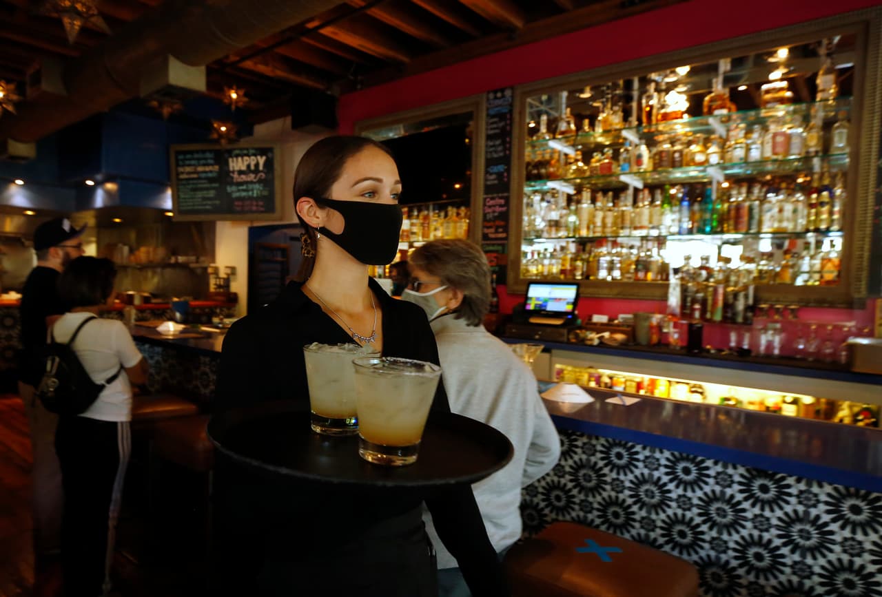 California ordena el cierre de bares y limita la operación de negocios que atienden público en interiores