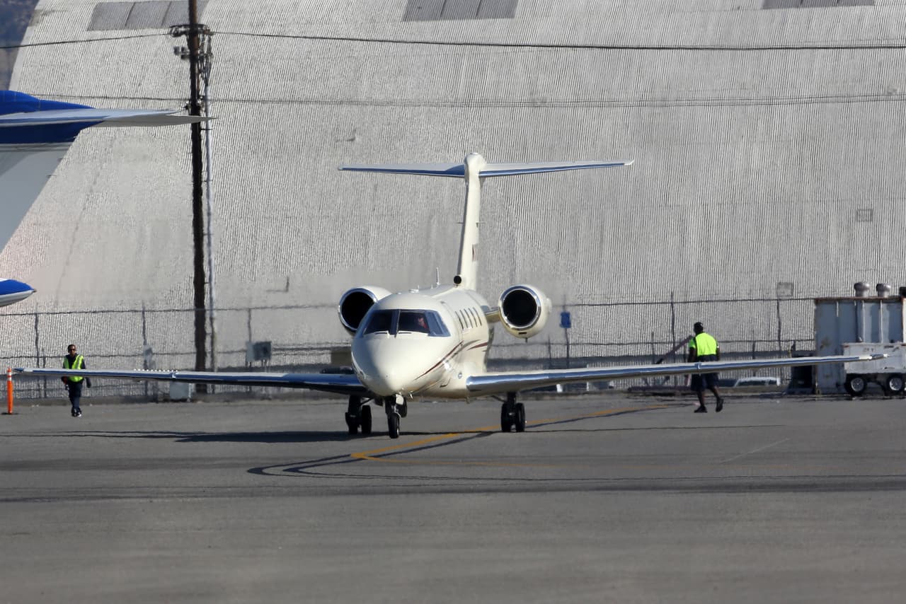 Gwen y Blake arribaron al aeropuerto en donde abordaron un jet privado.