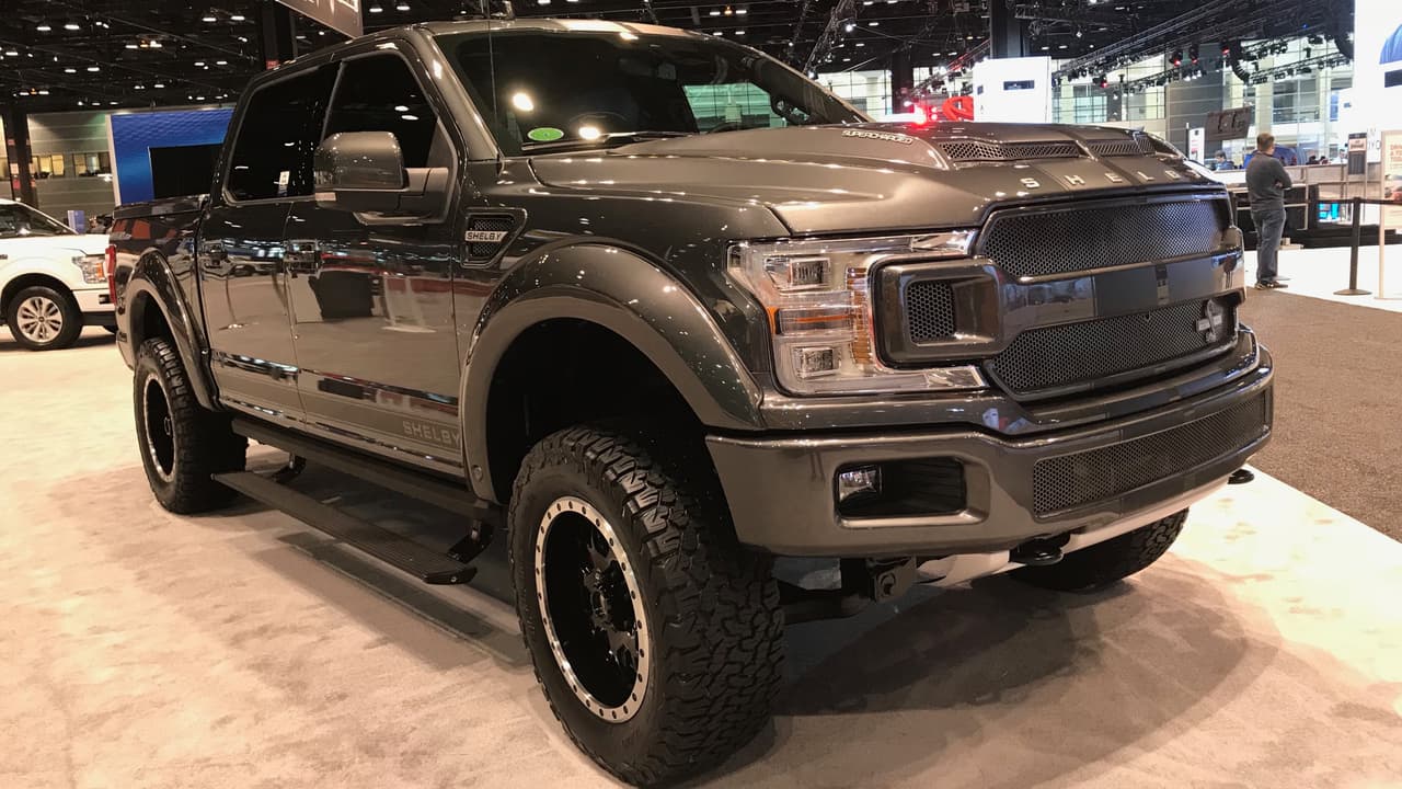 <h3 class="cms-h3-H3">Shelby F-150 2018</h3>
<br>
<br>Para quienes no necesitan de capacidades todoterreno extremas de la Shelby Raptor pero les gusta la potencia extrema, Shelby prepara está Shelby F-150 , equipada con el motor V8 Coyote de 5.0 litros de Ford, al cual le incluye un supercargador que eleva la potencia de 395 caballos de fuerza a 700. Shelby solo construye 100 unidades anuales de este monstruo a un precio de 96,000 dólares cada uno.