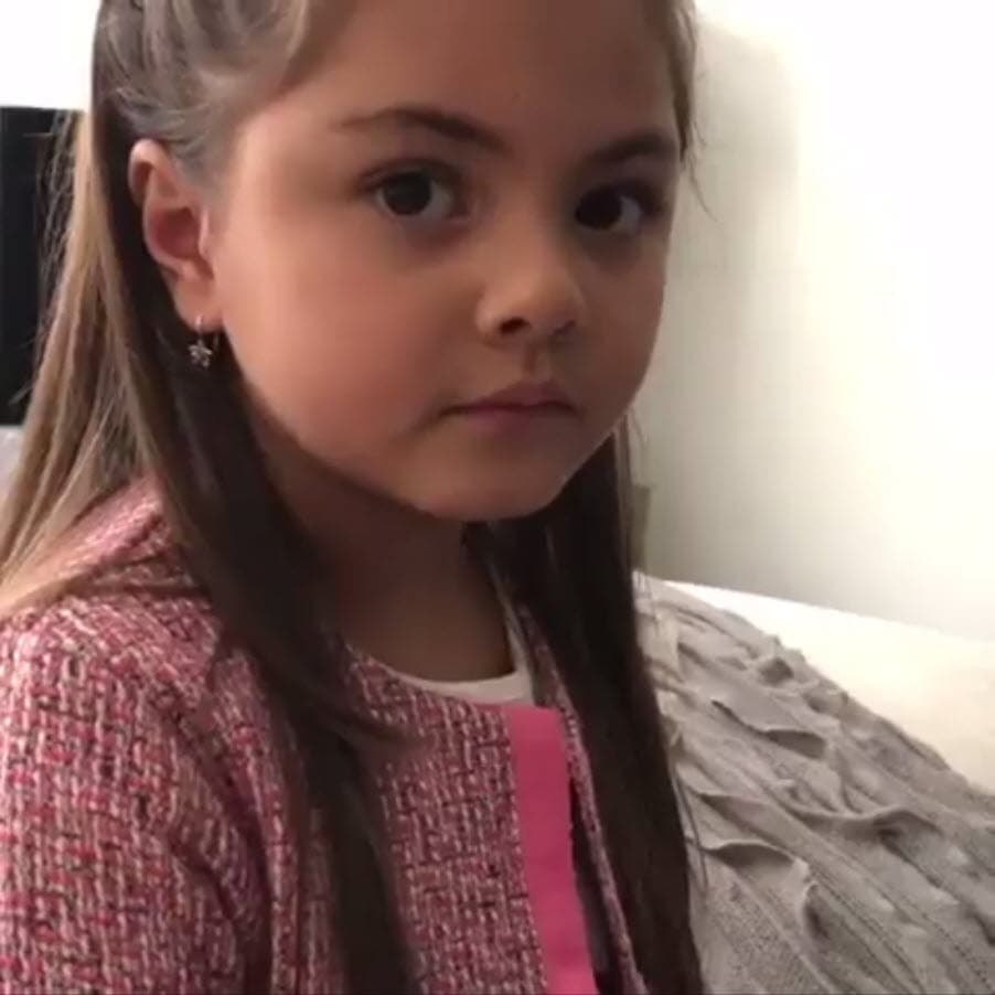 "La que está en la lágrima total porque me habló por teléfono y me dijo: 'Abuela ya no puedo más, abuelita por favor, 
<b><a href="https://www.univision.com/famosos/la-nieta-de-veronica-castro-cumplio-6-anos-con-un-solo-deseo-en-su-corazon-y-la-retirada-actriz-lo-hizo-publico-video">se me está muriendo mi familia</a></b>'", contó sobre su 
<b>nieta Rafaela</b>. 
<br>