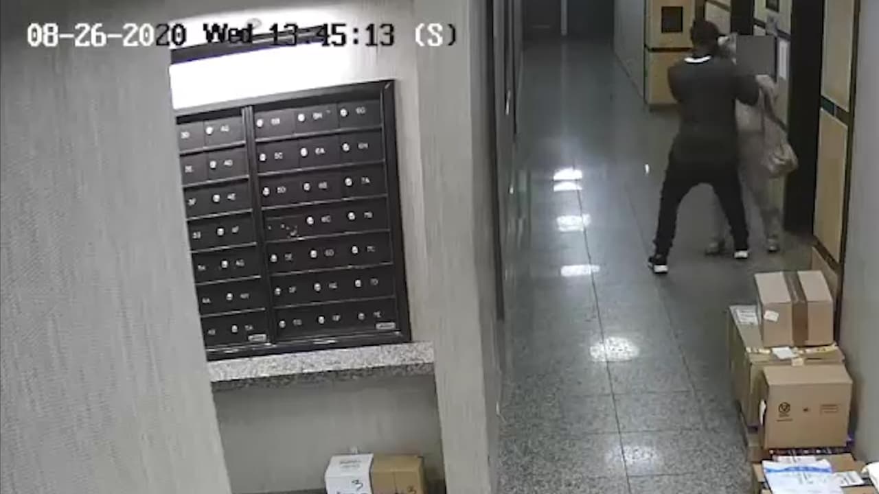 El despiadado momento en que un hombre le arrebata la cadena a una anciana de 86 años 