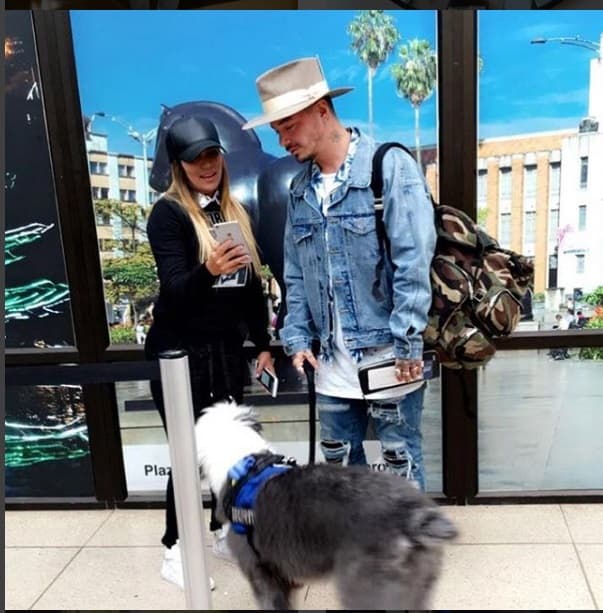 Los cantantes pasan mucho tiempo juntos, hasta pasean al perro de ella que se llama Otto.