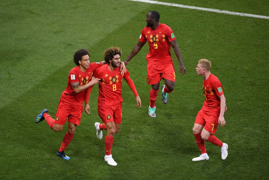 El jugador de esponjada cabellera ensortijada y de casi dos metros de estatura, se levantó del piso cuan largo es para remachar con la cabeza el esférico y batir a Kawashima para el 2-2.