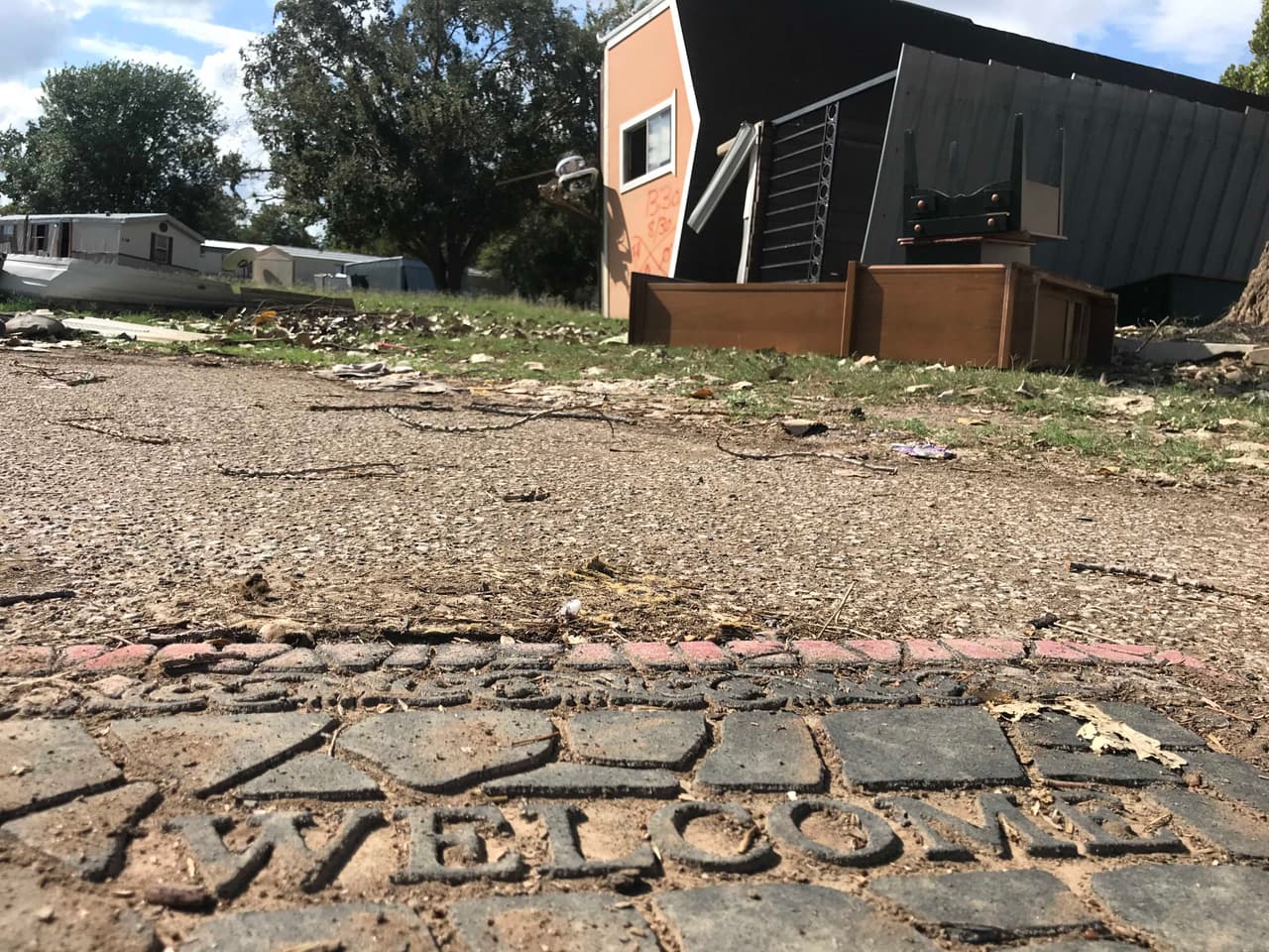 Muchos residentes han recibido ayuda de parte de voluntarios quienes donan su tiempo, esfuerzo y dinero para ayudar a sus vecinos.