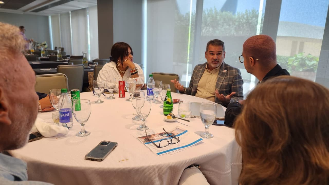 José morales, Vicepresidente Senior de Talento en TelevisaUnivision junto a los participantes de PitchPR