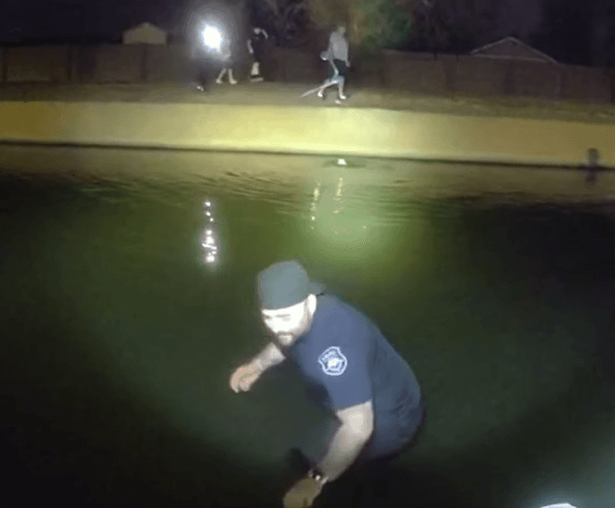 Uno de los agentes comenzó a 
<b>despojarse de algunos de sus artículos</b> personales.