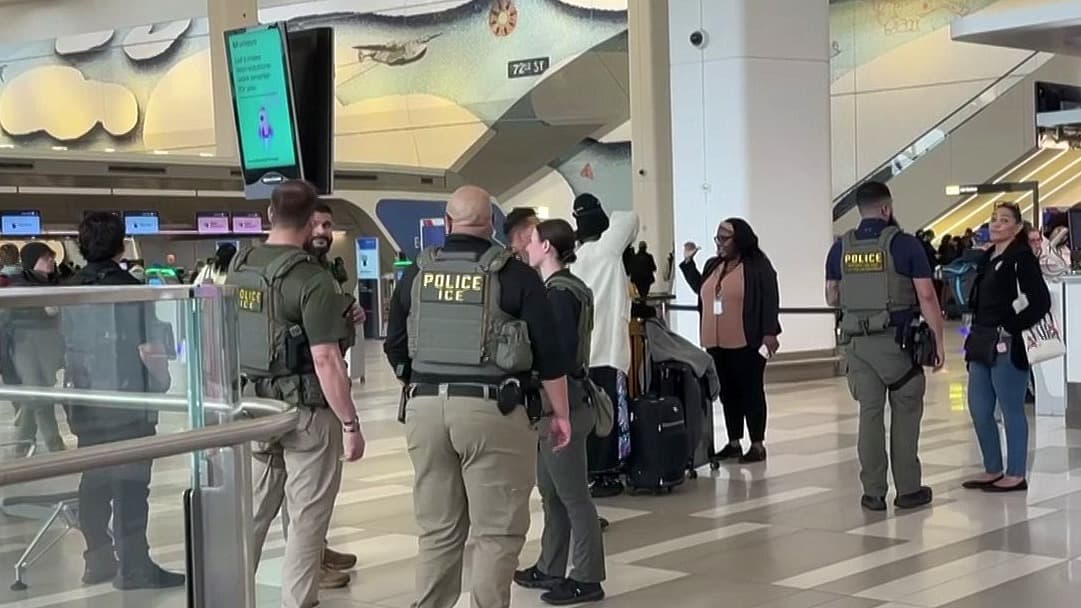 Hablemos de Inmigración: ¿Qué hacer si ICE te detiene en el aeropuerto?