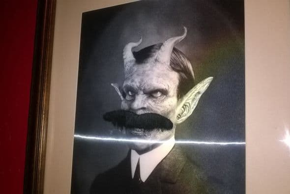 Millones de personas vienen a Arizona para conocer el Gran Cañón, explorar los emblemáticos lugares del Viejo Oeste o disfrutar de sus lujosos resorts. Pero lo que muchos desconocen son las actividades paranormales que a diario se registran en muchos de los hoteles donde se hospedan, y sin saber, podrían estar durmiendo bajo la mirada de un legendario fantasma.