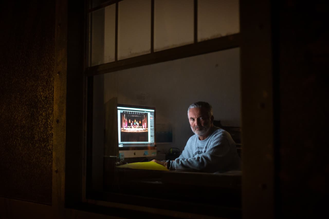 <b>Adaptado a la cuarentena. </b>"Mi presión sanguínea es la más baja en años, estoy perdiendo peso, tengo toneladas de cosas que hacer y estoy leyendo una novela. Escucho música mientras estoy tumbado al sol", dijo desde la oficina que instaló en casa Charlie McDonald, un residente de 59 años de Naples, Florida. El gobierno extendió hasta el 30 de abril las recomendaciones sobre distanciamiento social. 30 de marzo.