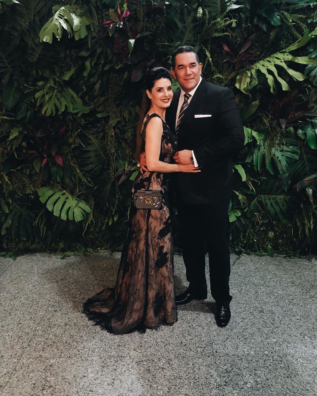 En el 2009, Eduardo se casó con Mayrín Villanueva y hasta el momento viven felices.