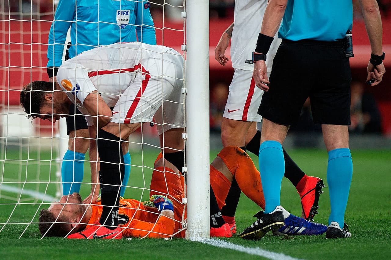 El portero Tomas Vaclik sufrió un golpe y no pudo continuar en el terreno de juego, así que en su lugar tuvo que entrar Juan Soriano.