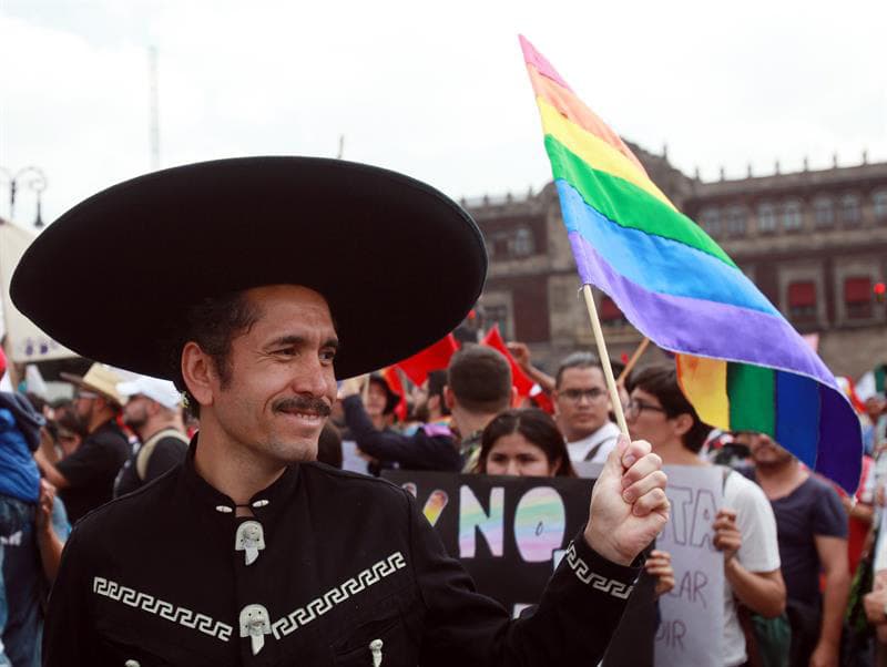 Además de las banderas multicolores, los asistentes portaron variados atuendos.