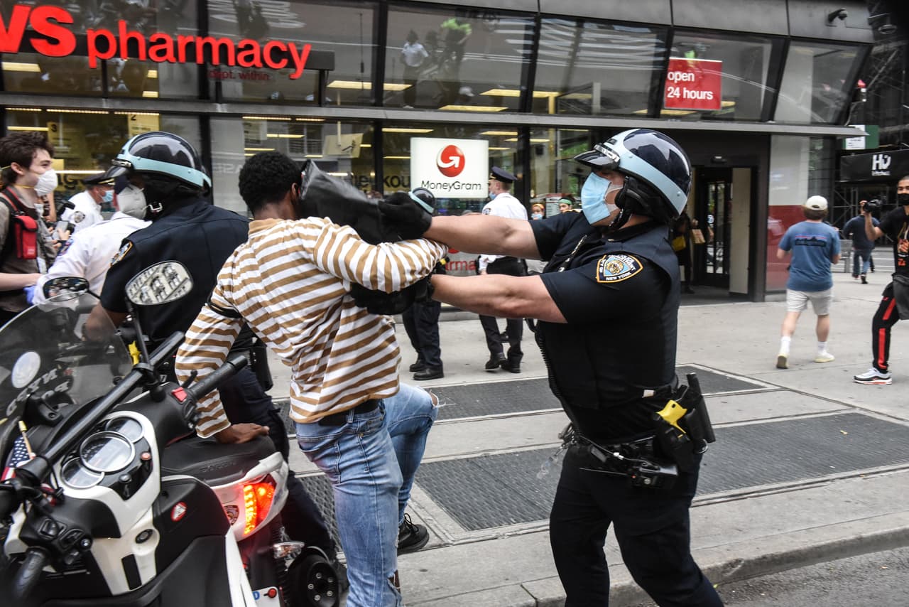 Informe revela que NYPD usó fuerza excesiva en las protestas por la muerte de George Floyd