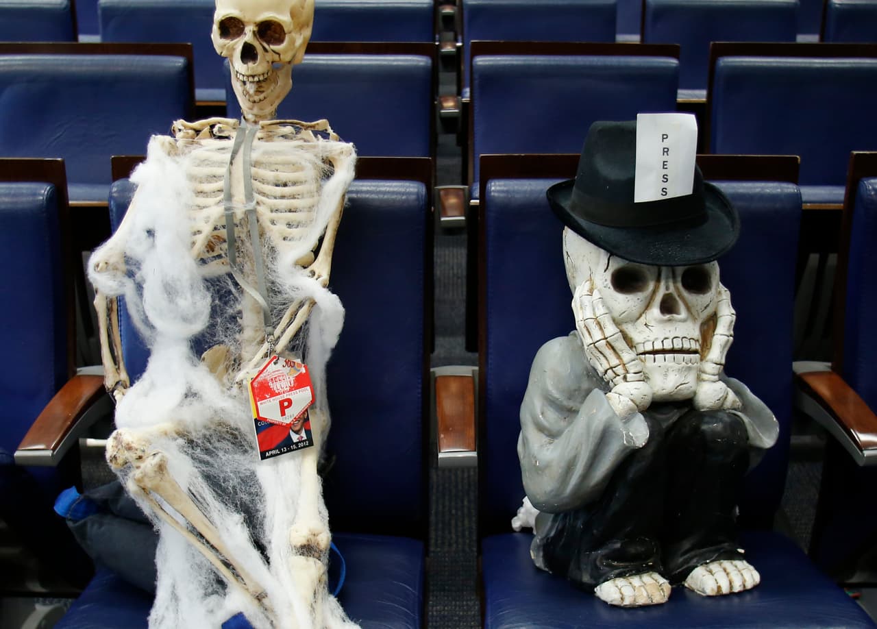Así lució la sala de prensa durante el día de Halloween. Unos esqueletos ocuparon el asiento habitual de los periodistas. ¿Querrán decir que son aterradores?