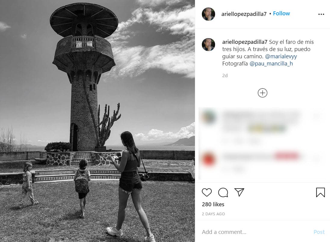 El pasado 22 de junio el actor publicó esta imagen en Instagram donde muestra a sus tres hijos conviviendo: "
<b><a href="https://www.univision.com/famosos/ariel-lopez-padilla-recuerda-que-no-se-quedo-con-los-bienes-de-mariana-levy-aunque-podia-fotos">Soy el faro de mis tres hijos</a></b>. A través de su luz, puedo guiar su camino", se lee.
<br>