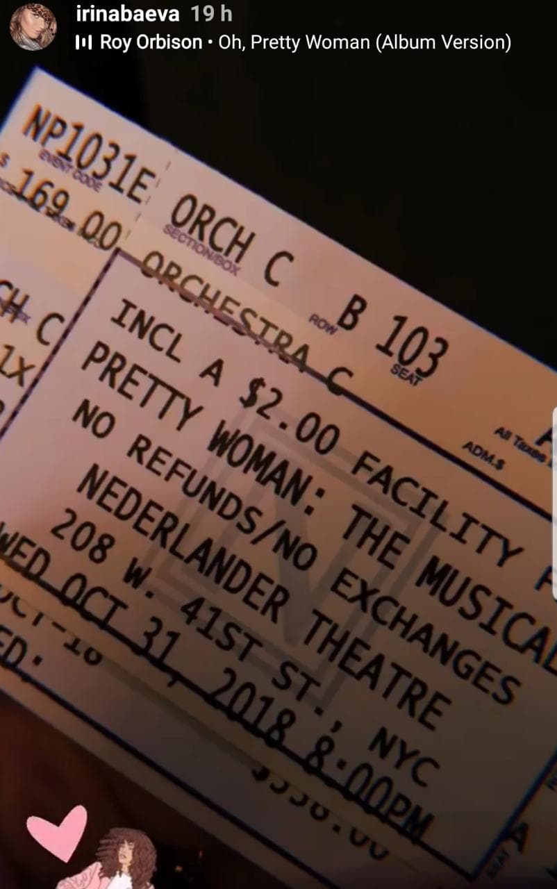 Y al parecer no está sola, pues presume en redes dos boletos, en este caso para el musical de 'Pretty Woman'