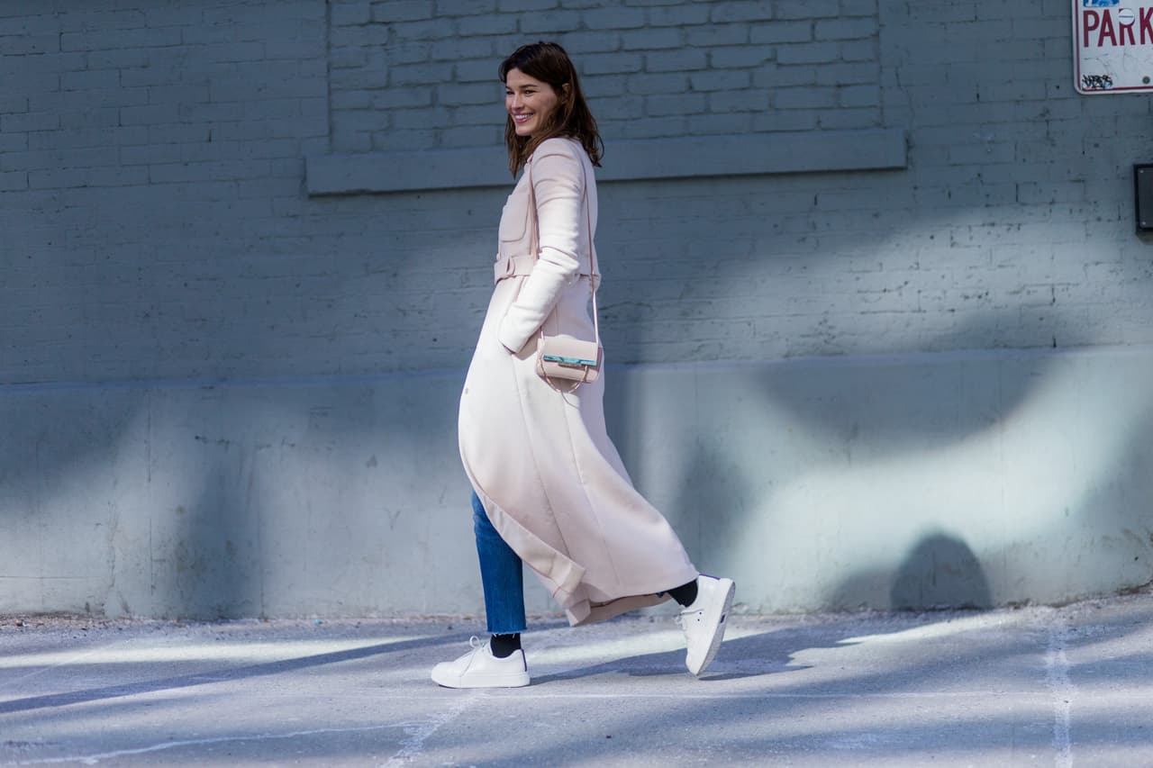 Para el invierno de este 2016, la pasarelas presentadas en febrero de 2015 vaticinaron un imperio de colores pasteles, en donde el blanco, el crema y el gris se vieron como la gran preferencia de diseñadores. La arriesgada tendencia inunda las calles.