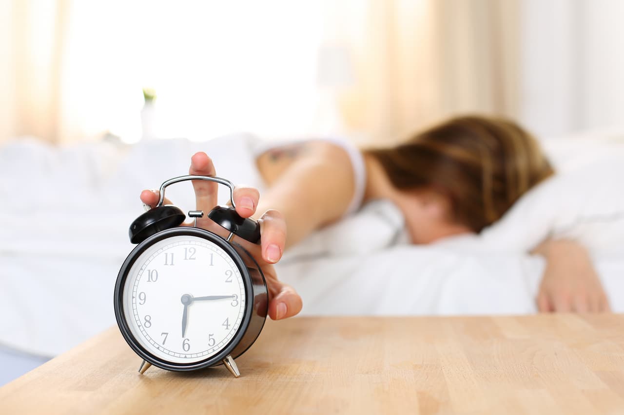 La asociación también recomienda 
<b>mantener un horario fijo para dormir y para despertarse</b>.
<br>
<br>Así como implementar buenas prácticas previo al sueño como 
<b>alejarse de las pantallas unos 30 minutos antes de dormir y evitar ingerir cafeína o alcohol en las horas previas</b>.