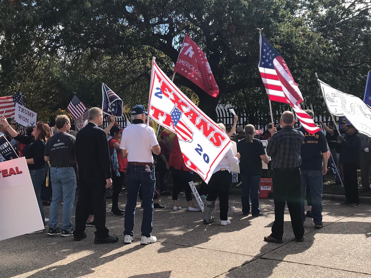 Los presentes portaban banderas de Estados Unidos y banderas en apoyo a Trump.
<br>