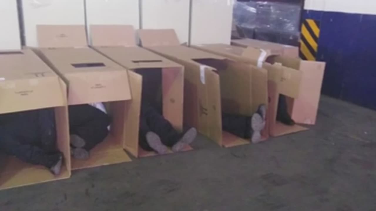 Policías durmiendo en cajas de cartón: investigan en México un posible abuso de autoridad contra agentes
