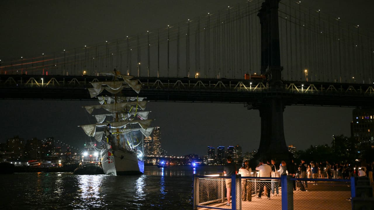 En imágenes quedó captado 
<b>el momento del impacto</b> del buque de la Armada de México, que dejó a otros 17 miembros de la tripulación con heridas.