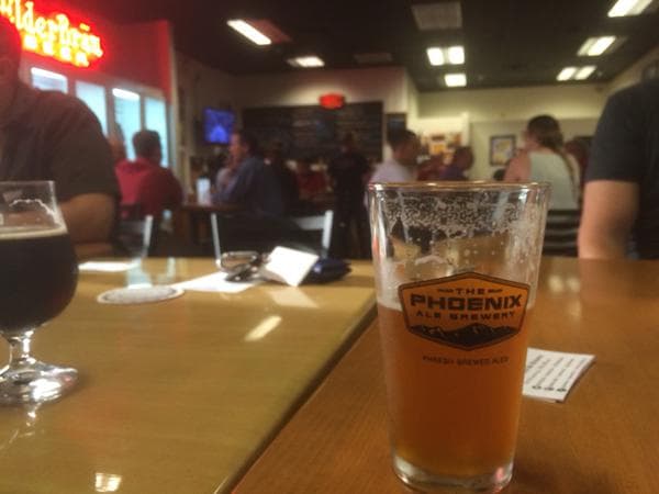 The Phoenix Ale Brewery: Cerca del Aeropuerto Internacional Sky Habor, hay un almacén convertido en una fábrica de cervezas que se ha vuelto famosa por ofrecer una gran variedad de cervezas artesanales. Dirección: 3002 E Washington St, Phoenix, AZ 85034