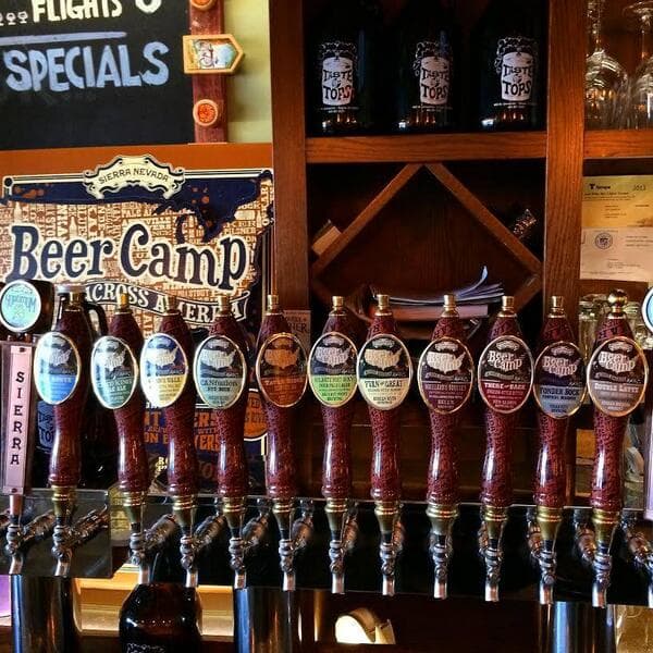 Taste of Top: Tiene una de las mejores y mayores variedades de cervezas artesanales en el Valle, pero cambian constantemente la selección. Dirección: 403 W University Drive.