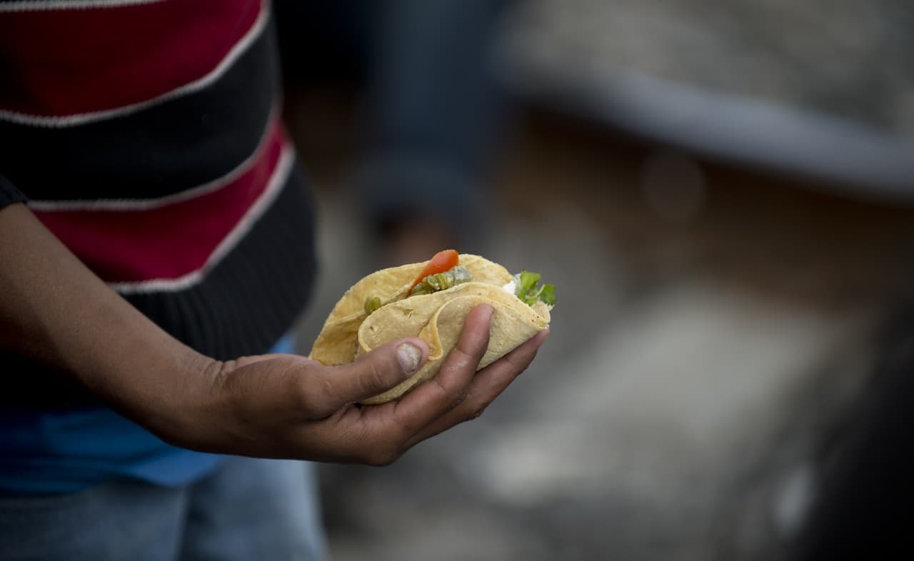 Activistas envían taco bowls a congresistas el día de la visita de Trump