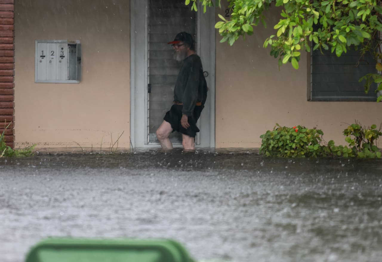 En las pasadas 48 horas las tres partes de Broward que más se vieron impactadas fueron 
<b>Hallandale Beach, que recibió 19.39 pulgadas de lluvia; Hollywood, 19.10 pulgadas de lluvias; y Davie, 17.97 pulgadas.</b>