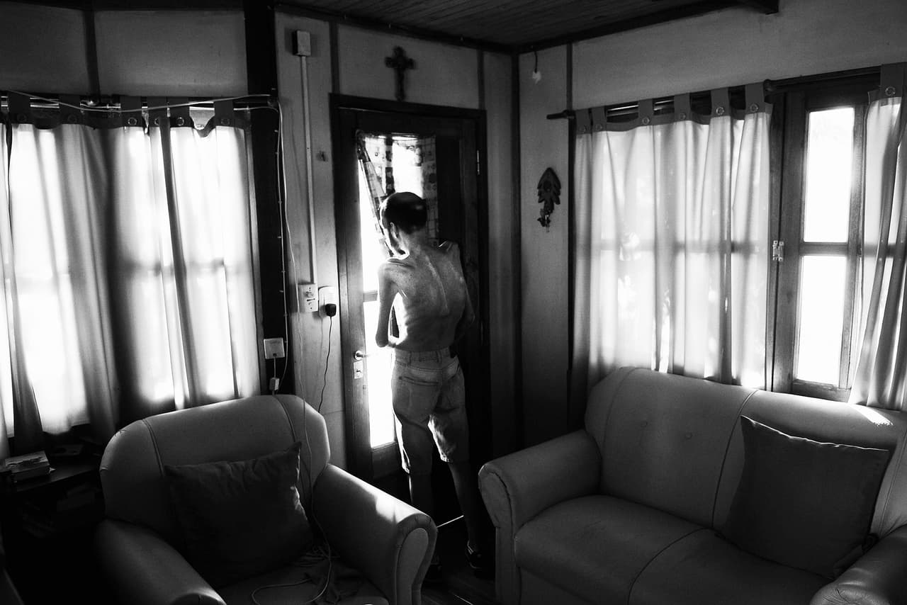 El negocio de los agrotóxicos en Argentina está manejado por un grupo de 25 empresas nacionales e internacionales que ganan alrededor de 2550 millones de dólares al año con la comercialización de plaguicidas. Esta fotografía de 2014 tomada en Entre Rios, provincia del centro de Argentina muestra a Fabián Tomasi, quien Sufre de polineuropatía tóxica severa y atrofia muscular general. Trabajó durante años en en una compañía de fumigación aérea de cultivos y ahora se dedica a difundir el peligro de estas sustancias.