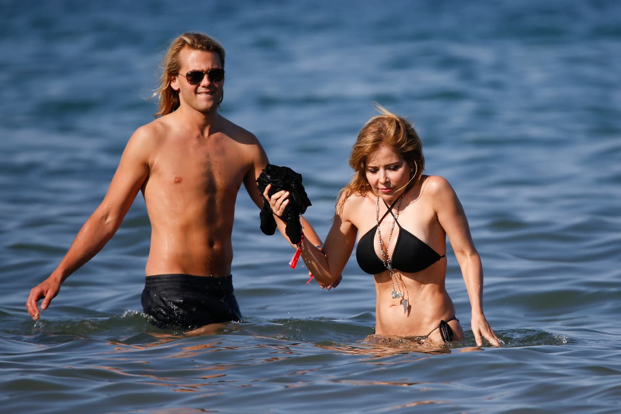 El jovencito no le quitó los ojos de encima a la mexicana.