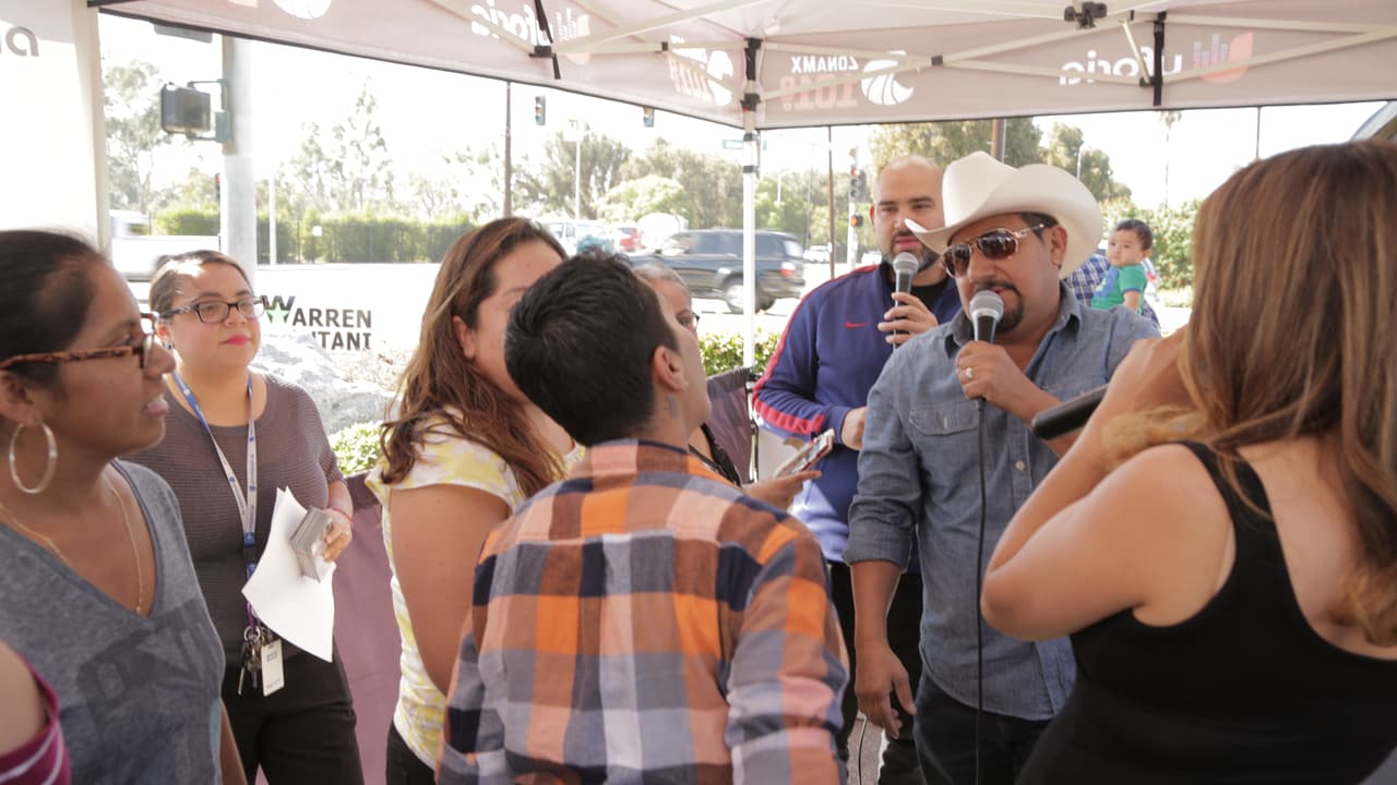 'El Bueno, La Mala y El Feo' entregando boletos en la ciudad de Carson.