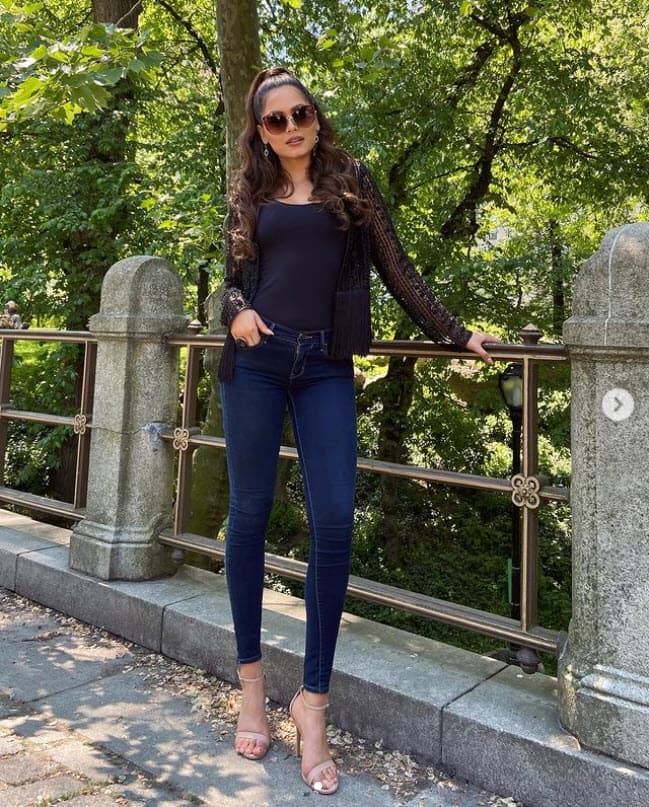 El modelo con el que aparece se llama Jorge Sáenz y aclaró que solo son amigos, pues
<b>Andrea mantenía una relación con Diego Garcy. </b>Desde ese momento, la atención se fue hacia el modelo mexicano.
<br>