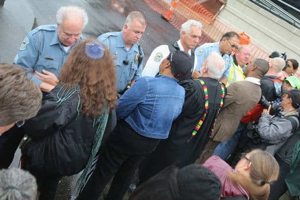 "Los arrestos se llevaron a cabo después que los manifestantes comenzaron a golpear los escudos de los policías e intentaron romper la barrera policial", explicó el portavoz de la policía del condado de San Luis, Brian Schellman.