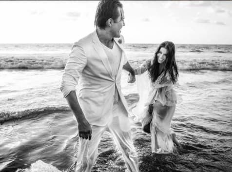 El productor de cine compartió esta imagen el día de su aniversario, con el texto: "Mi vida hermosa, hoy 19 de Noviembre cumplimos un año de casados y te puedo decir, sin miedo a exagerar, que ha sido el mejor año de mi vida. Has traído a mi vida una estabilidad increíble mientras me sacas constantemente de mi zona de confort. Todos los días me despierto y decido que, un día más, quiero estar contigo. Esta complicidad que nos une nos protege de todo y nos une en nuestra misión de estar juntos toda la vida, trabajando todos los días al servicio de esa meta. Te amo mi vida hermosa".