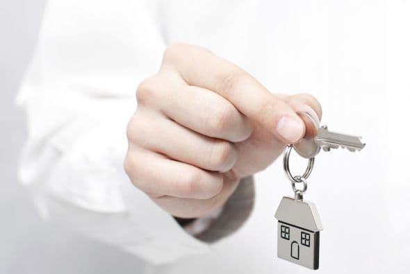 “Hay programas que te ayudan con el pago del enganche (down payment) y con algunos de los costos de cierre”, comenta Torres.