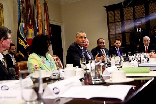 El mandatario habla con la prensa después del evento climático