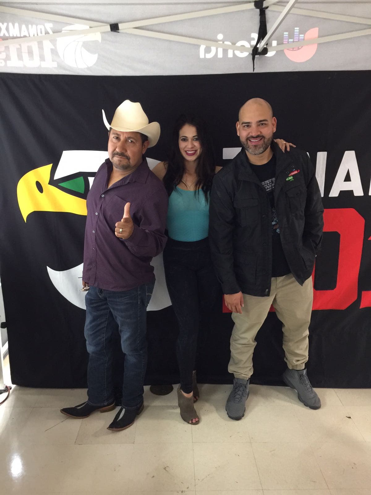 Raul 'El Pelón', Carla Medrano y El Feo vistieron de color verde las calles de Los Ángeles previo al partido de la selección de mexicana en esta ciudad.