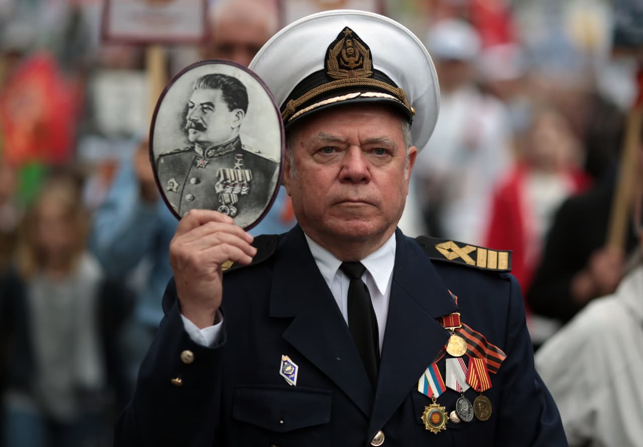 El 8 de mayo de 1945 se había firmado una capitulación alemana en la ciudad de Reims, que Josep Stalin consideró preliminar. La oficial es la realizada al día siguiente en Berlín, la capital del 
<i>reich</i> nazi. En los desfiles para conmemorar la fecha, algunos asistentes llevaron retratos de Josep Stalin, el líder que guio la Unión Soviética durante los años de la Segunda Guerra.
<br>