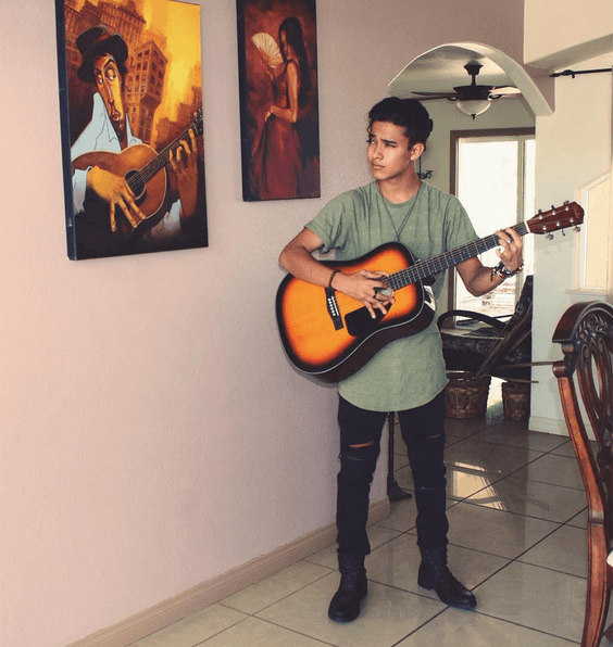 ¿Sabían que uno de sus instrumentos favoritos es la guitarra?