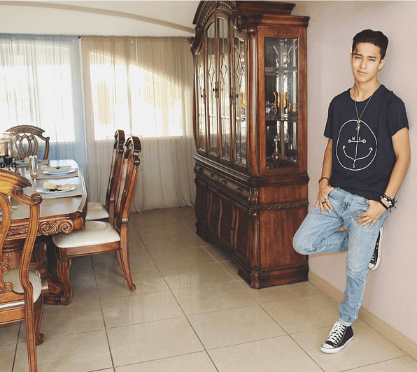 Su abuelito fue clave para que Joel descubrió su gran talento: su asombrosa voz.