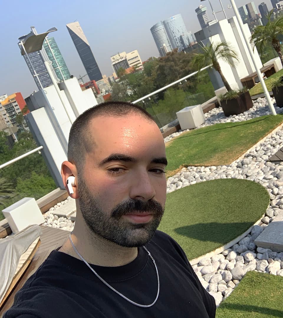 Una vez Tori acept贸,
<b>Jeremy</b> se encarg贸 de afeitarse, cortarse el pelo 茅l mismo y prepararse para estar perfecto para la cita.