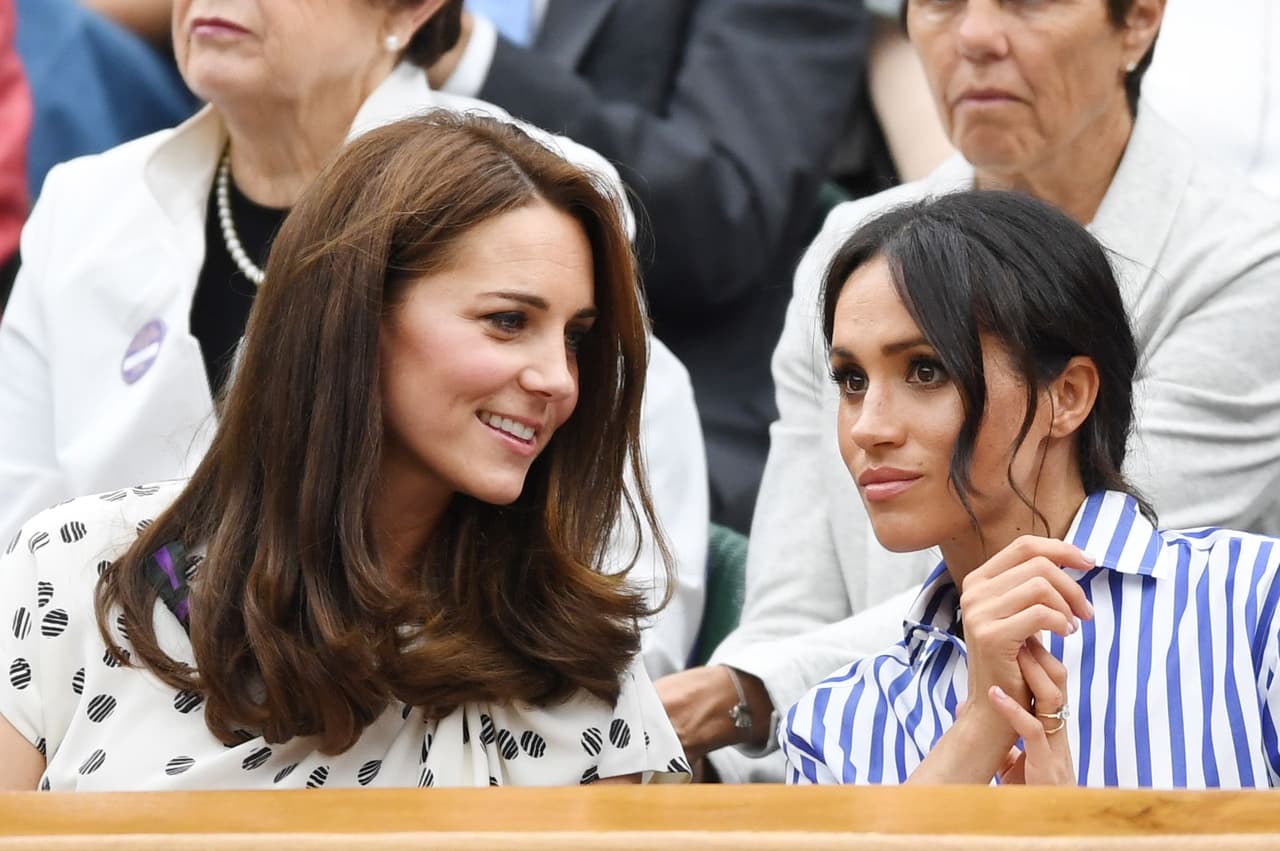 Hace un año, las duquesas 
<b><a href="https://www.univision.com/entretenimiento/kate-y-meghan-tienen-su-primera-salida-juntas-y-sin-esposos-en-wimbledon-video">asistieron a Wimbledon </a></b>cuando Angelique Kerber derrotó a Serena Williams.