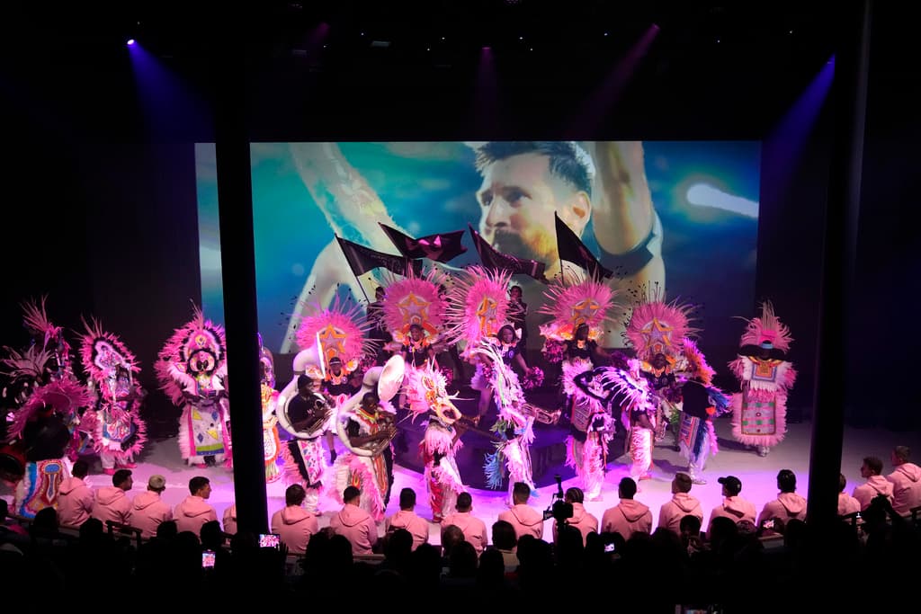 “Es un gran honor para mí, sé lo que significa este barco para la ciudad de Miami y para el mundo entero, así que sin más nombro a este barco Icon of the Seas”, dijo el crack argentino. “Dios los bendiga y a todos los que naveguen en él”.
<br>