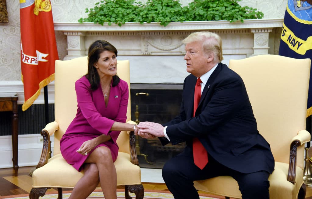 Trump y Haley en una imagen de archivo. (Photo by Olivier Douliery / AFP) (Photo by OLIVIER DOULIERY/AFP via Getty Images)