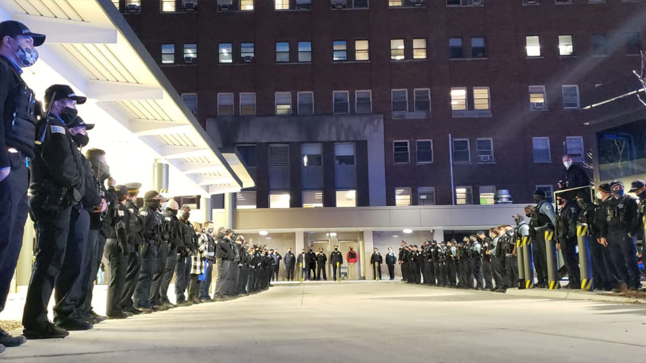 Cientos de policías se reunieron frente al hospital Mount Sinai para despachar al oficial, quien resultó herido tras un tiroteo en Brighton Park, el jueves en la tarde.